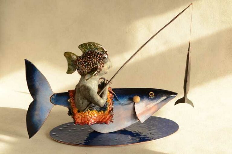 Sculpture Long 35 cm « Le fils du roi pêcheur » plein émail sur cuivre, céramique raku