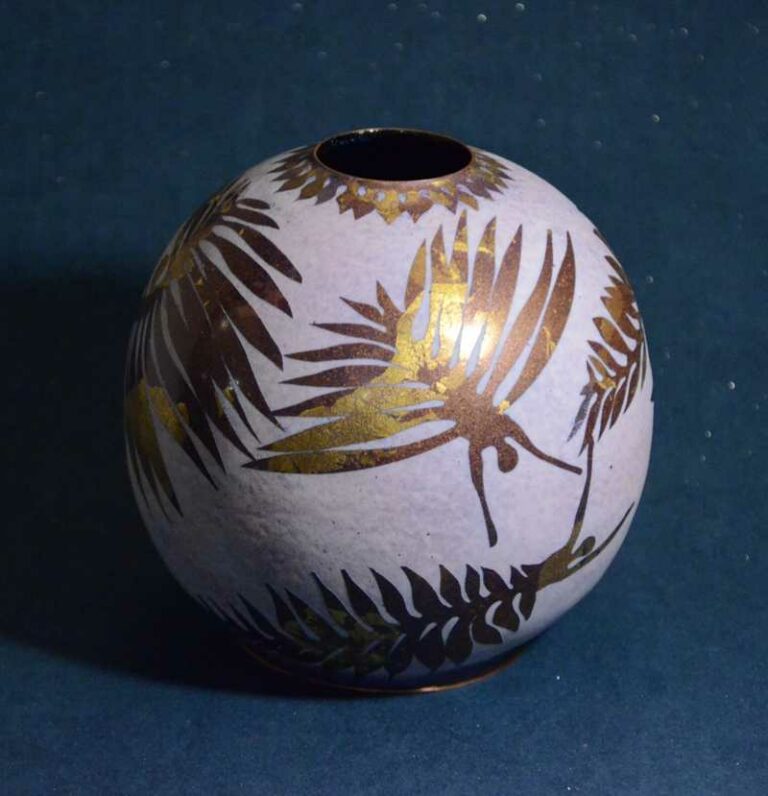 Vase diamètre 14 cm « Le ballet des fougères » émaux sablés, lustre à l’or