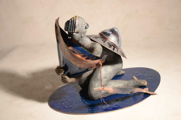 Sculpture long 30 cm « La fille du roi pêcheur » plein émail sur cuivre, céramique raku, cornaline