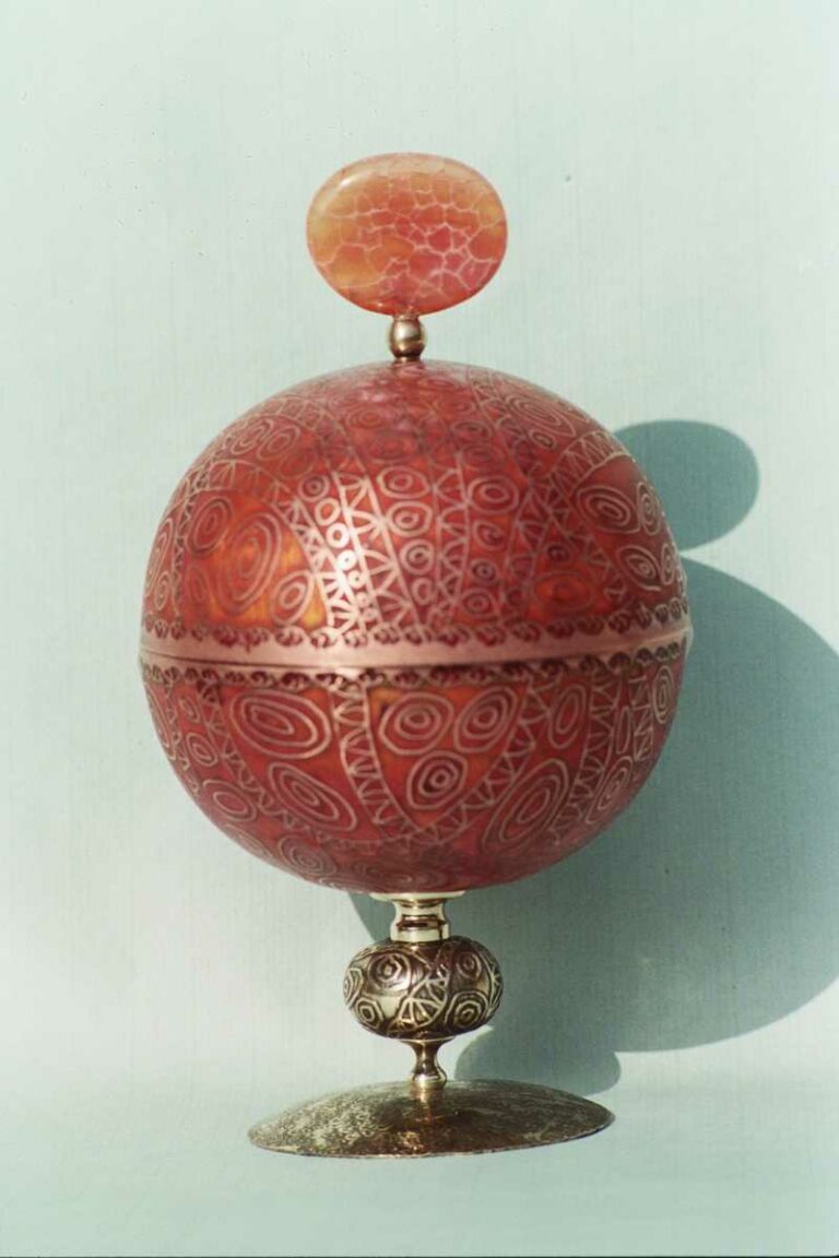 Calice diamètre 12 cm « La sphère ambrée » émaux champlevés, bronze, cornaline